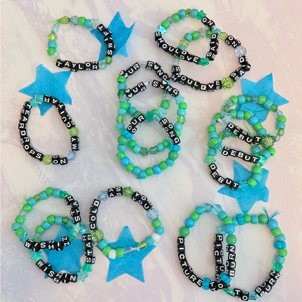 Taylor Swift Green and Blue Jewelry Set with Star Accents (2)
